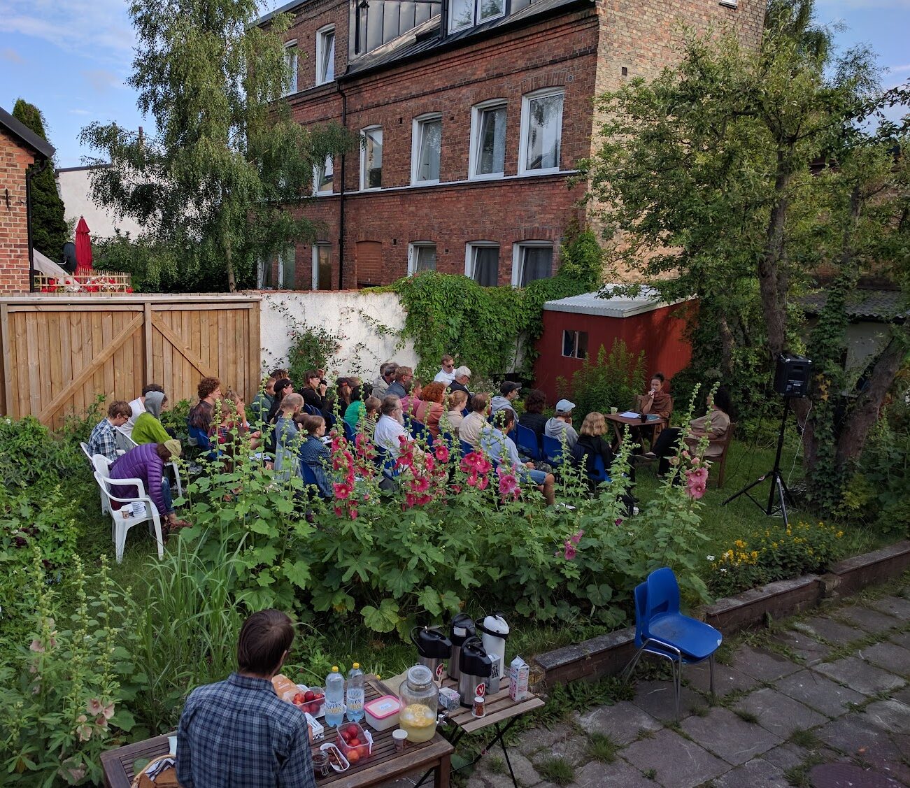 Sommarkafé med seminarium på en lummig innergård